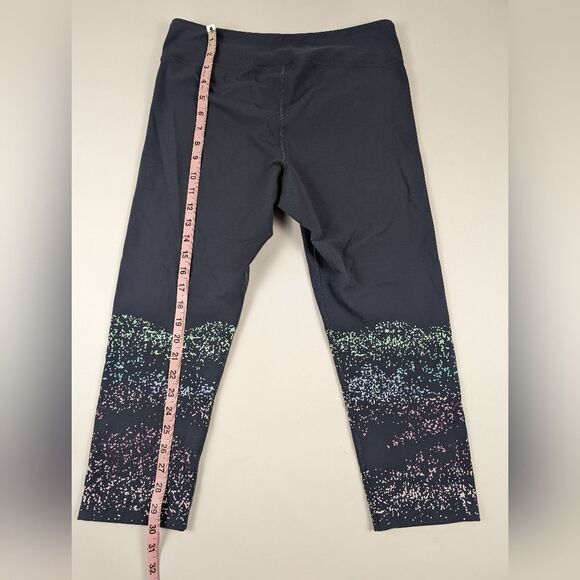 L. L. Bean Women's Boundless Performance Capri leggings grey pattern size Medium - Picture 6 of 9